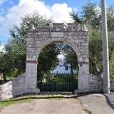 ...ci porta davanti a villa Santa Maria, il cui ingresso ad arco presenta un piccolo trenino che pare un esplicito invito a viaggiare con la fantasia